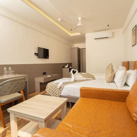 Krown Palace Resort Silvassa Extérieur photo