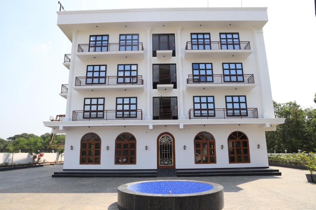 Krown Palace Resort Silvassa Extérieur photo