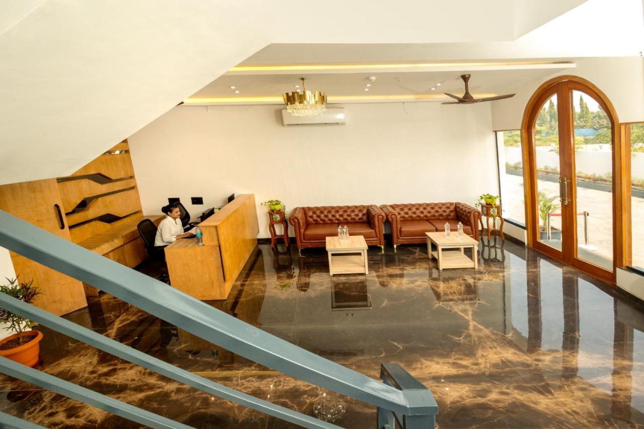 Krown Palace Resort Silvassa Extérieur photo