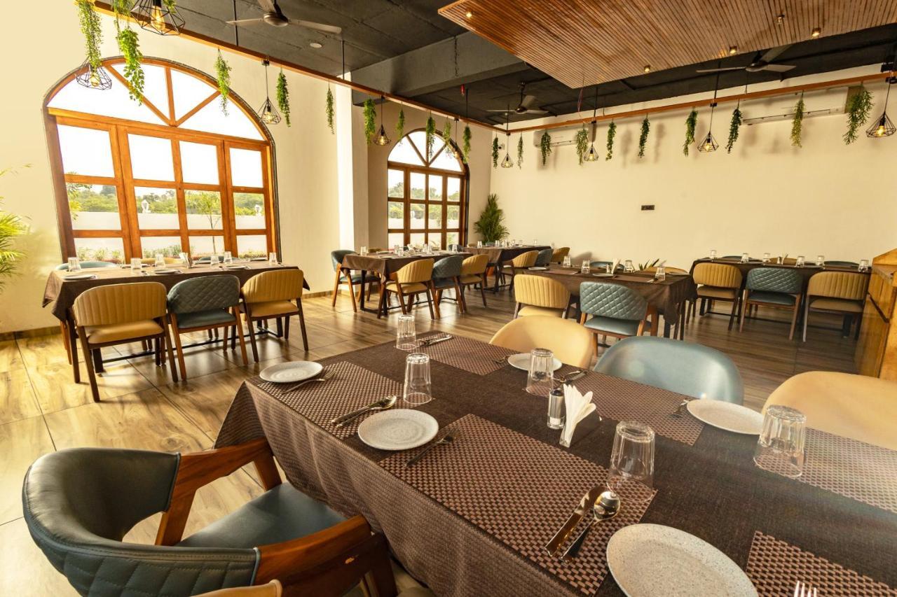 Krown Palace Resort Silvassa Extérieur photo