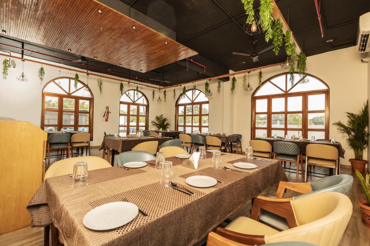 Krown Palace Resort Silvassa Extérieur photo