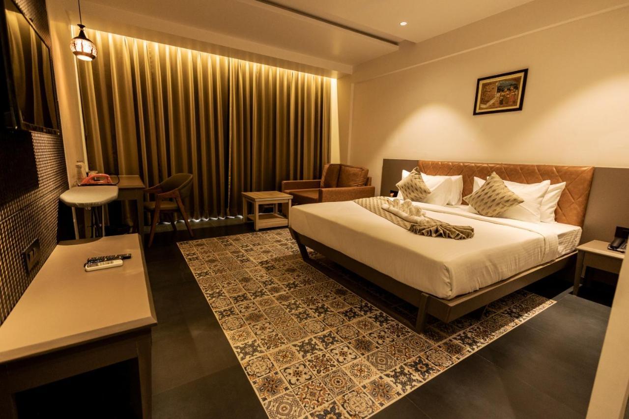 Krown Palace Resort Silvassa Extérieur photo