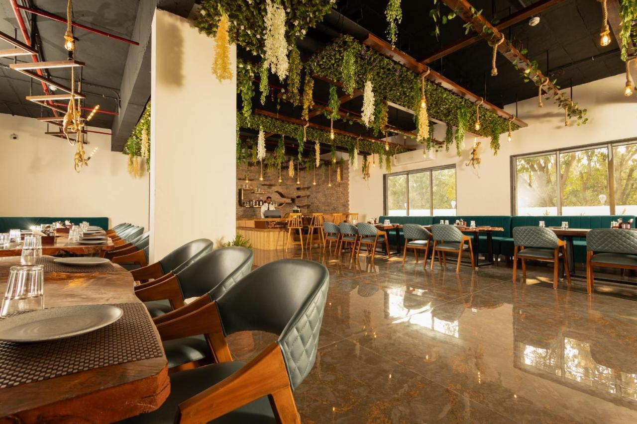 Krown Palace Resort Silvassa Extérieur photo