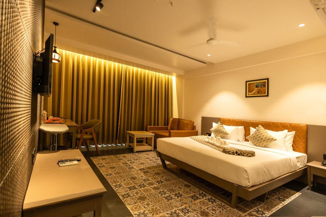 Krown Palace Resort Silvassa Extérieur photo