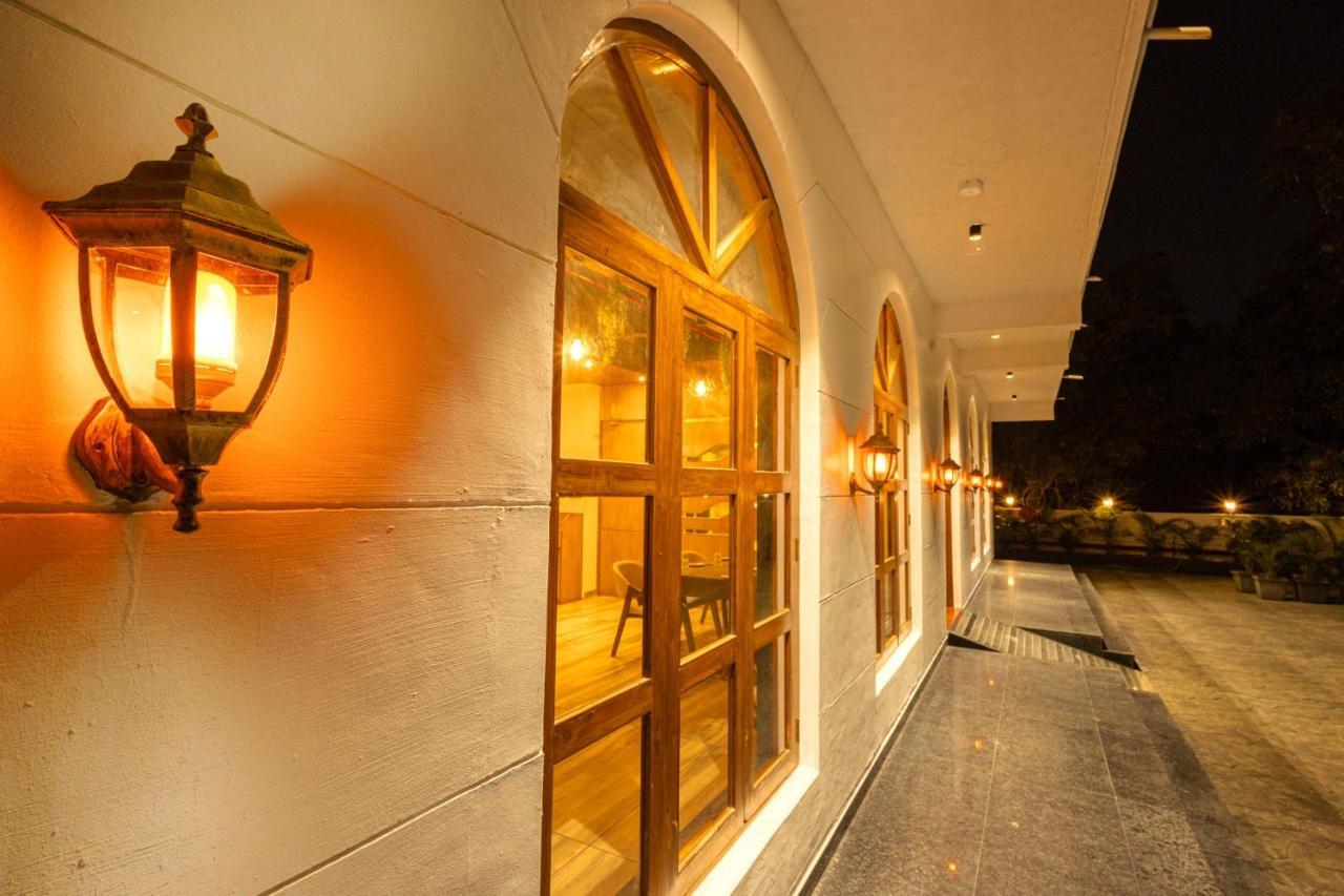 Krown Palace Resort Silvassa Extérieur photo