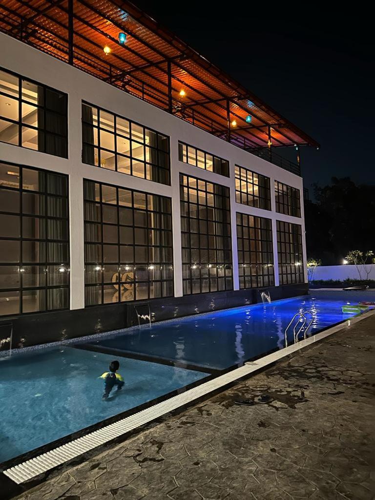 Krown Palace Resort Silvassa Extérieur photo