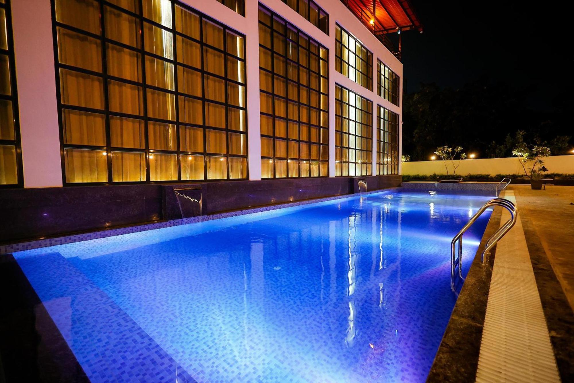 Krown Palace Resort Silvassa Extérieur photo