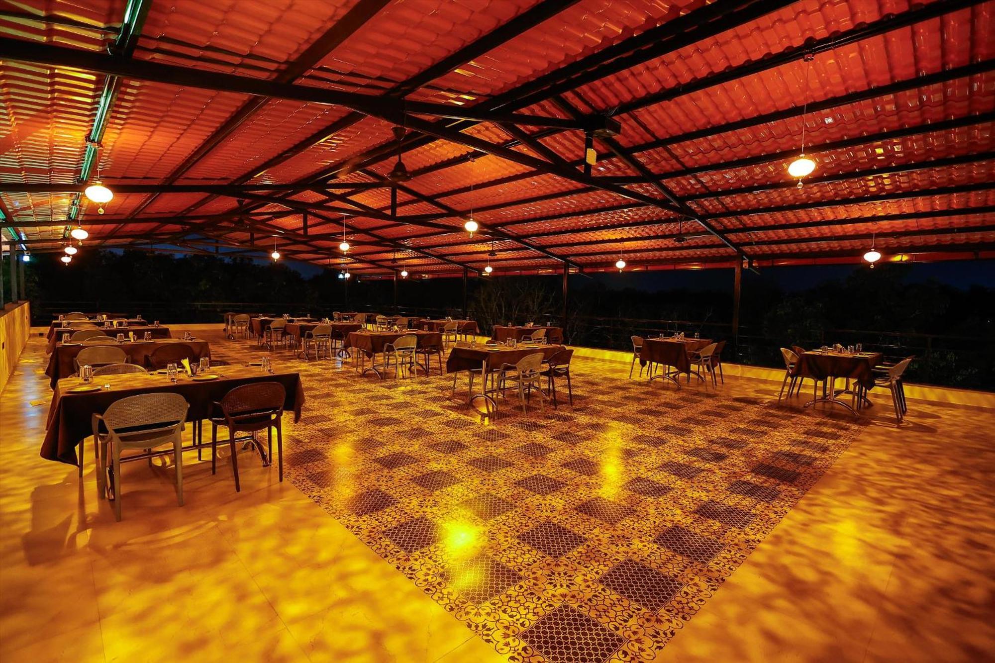 Krown Palace Resort Silvassa Extérieur photo