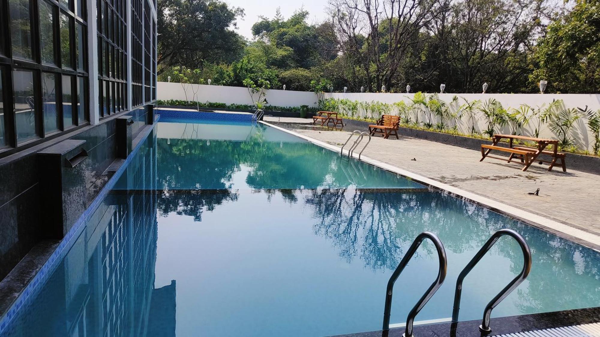 Krown Palace Resort Silvassa Extérieur photo
