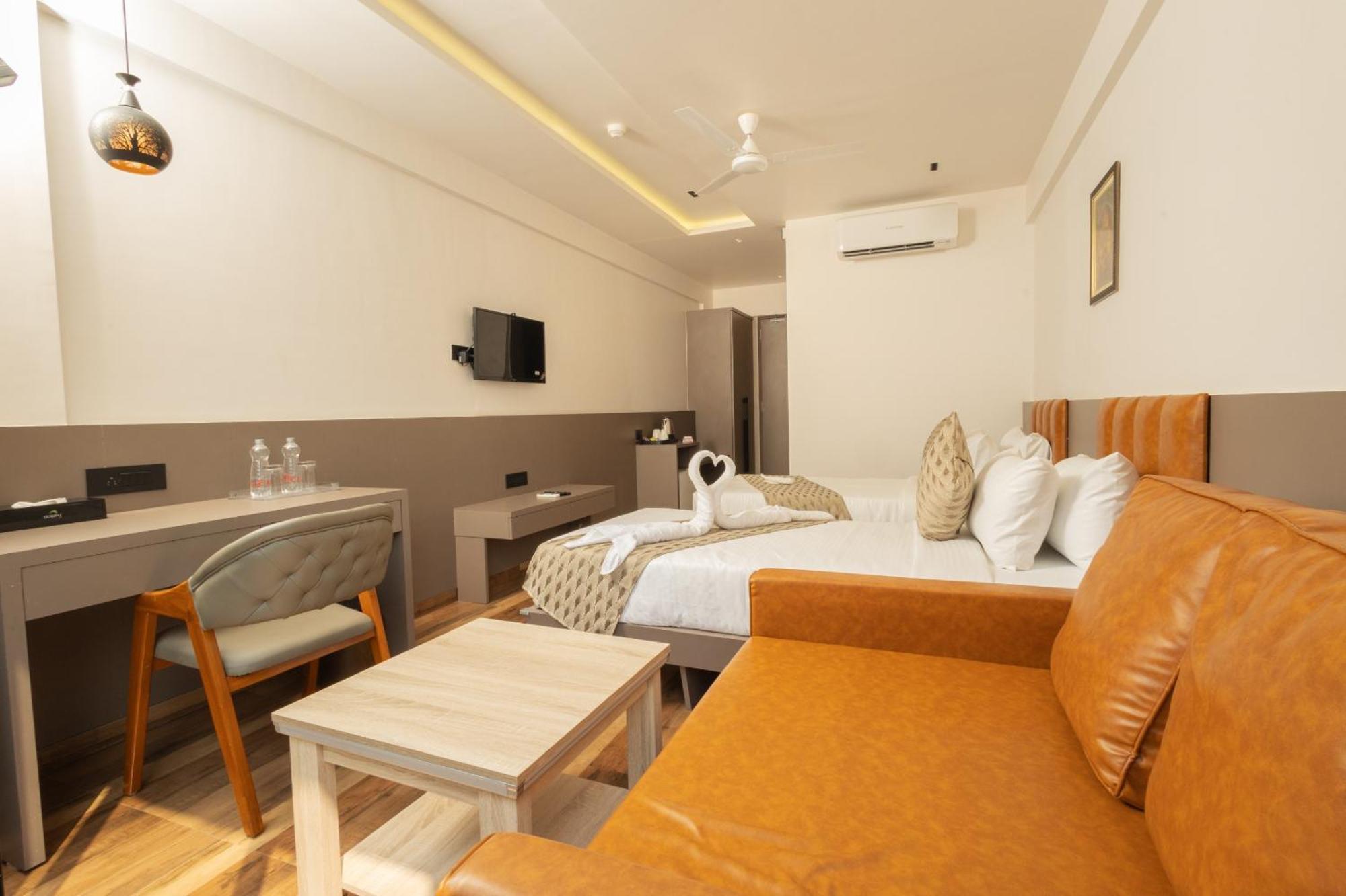 Krown Palace Resort Silvassa Extérieur photo